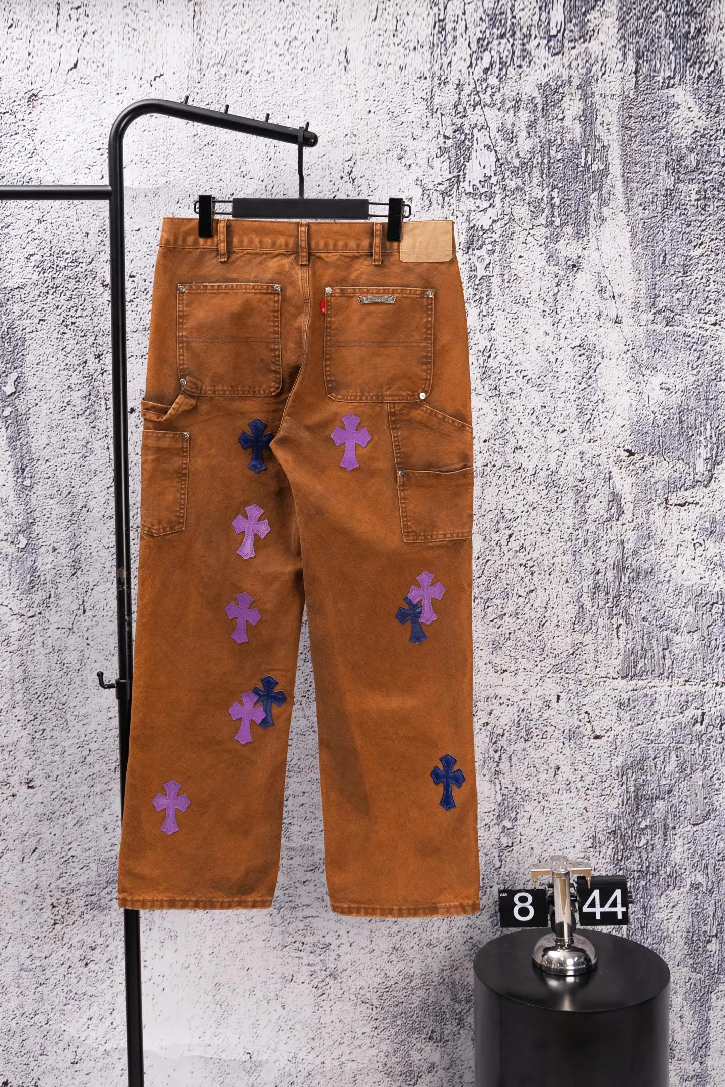 P290 Chromehearts Limited Edition Ox King Blue Purple Cross Patch Leather Brown Jeans Workwear Logging Pants. The counter price is 34W level. The patchwork cross pattern is embellished and the jeans are washed! ! An absolutely high-end luxury product, a 1.9W-level god-level single product, a super popular product, made by top heavy industry, a magic weapon that cannot be missed! [About Zangyin] This is an extremely luxurious fashion brand that can also be called the aristocracy of the high street. It has always been an exclusive brand for some hipsters or rich second generations. Compared with ordinary high streets, it is more luxurious and noble. Compared with luxury brands, it is more fashionable and individual. It has always been a brand that I have a special liking for. [Top heavy industry fashion design] Consistently high-street luxury style. Speaking of this style, the Zangyin family and GU family are definitely the leading representative brands. Especially the Zangyin family has really achieved a state-of-the-art effect in creating high-street style. The unique washed material is used to create this style. The color system is already quite eye-catching. After it is decorated with patchwork cross flowers, it cleverly highlights the charm of the brand. Secondly, this style uses classic The high-waist cutting design highlights the long legs and fashionable temperament of the upper body. The brand is highly recognizable and the slim fit configuration is more suitable for daily wear. It is a product that interprets personality, fashion, and specifications at a glance. This single product is enough to make any fan excited. It can be a white T-shirt for a youthful college style, or a tight suspender for a royal style. It has strong matching ability and can be easily controlled by men.  [Materials and craftsmanship] Needless to say, this point goes without saying. As an excellent craftsman brand, Zangyin’s requirements for details and craftsmanship are really perfect. The washed color of this model has gone through so many processes, not to mention the embellishment of denim appliques. It is also purely hand-made and sewn. Just like what they believe in, only hand-made things have soul and have the meaning of wear. A top-notch heavy-duty fashionable denim item, I look forward to your perfect interpretation! !  Color: Picture color Size: 28-36